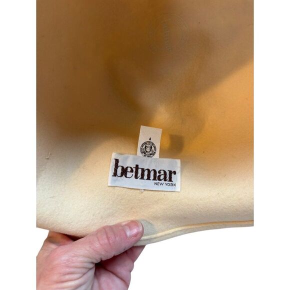 Betmar New York Womens Cream Wool Felt Cloche Hat With Pleated Ribbon Band - Picture 3 of 8